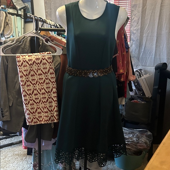 Donna Ricco Dresses & Skirts - Elegant Green Sleeveless Dress size 10